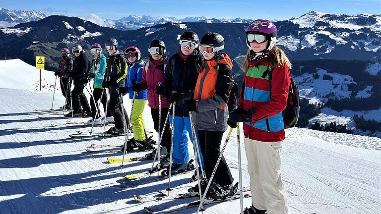 Schulskikurse fördern die Gemeinschaft und den Einzelnen, argumentieren die Befürworter. Hier eine Gruppe der Realschule Gerolzhofen vergangenen März in der Wildschönau.