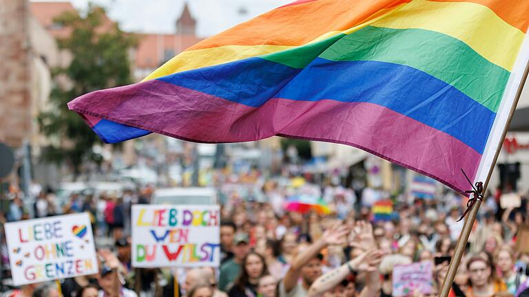 Jedes Jahr gehen, wie hier in Nürnberg, weltweit Menschen&nbsp;bei CSD-Veranstaltungen für Vielfalt und die Rechte queerer Menschen auf die Straße. Eine ähnliche Veranstaltung soll es bald auch in Schweinfurt geben.