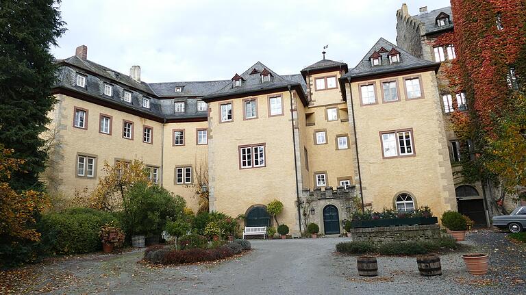 Das "Burgschloss" wird heute von Hanskarl Freiherr von Thüngen und seiner Familie bewohnt. Das "Burgschloss" wird heute von Hanskarl Freiherr von Thüngen und seiner Familie bewohnt.