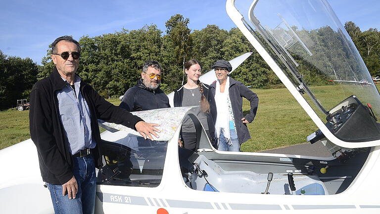 Vor dem Einstieg ins Cockpit eines doppelsitzigen Schulflugzeuges mit Anja Fellinghauer und Maria Aulbach (este und zweite von rechts). Zu ihren Fluglehrern gehören Jürgen Denk (mit Sonnenbrille) und sein Kollege Horst Ostrowski