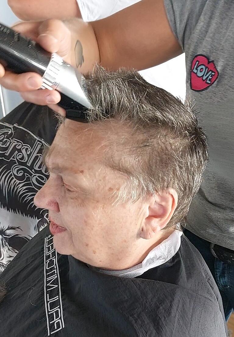 Einen Buzz-Cut ließ sich Doris beim Beauty-Day scheren. Einen Buzz-Cut ließ sich Doris beim Beauty-Day scheren.