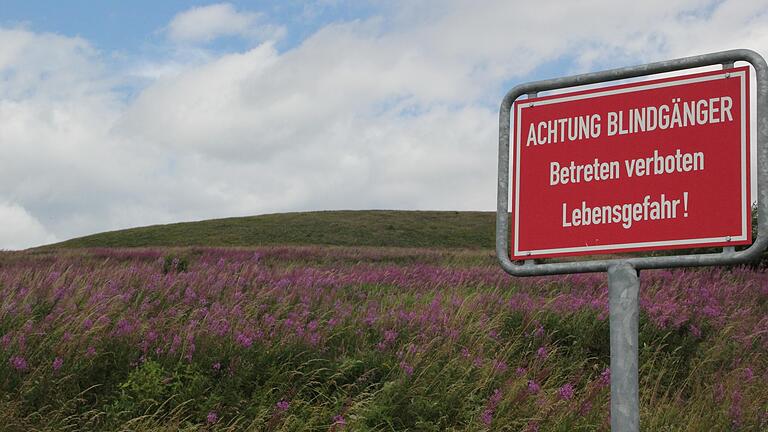 Überall warnen Schilder vor Blindgängern.