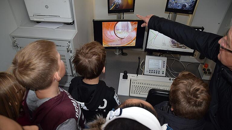 Auf Monitoren wird das Bild angezeigt, das der Kameraroboter der Gemündener Firma Kirsch und Sohn aus dem Rohr liefert. Auf Monitoren wird das Bild angezeigt, das der Kameraroboter der Gemündener Firma Kirsch und Sohn aus dem Rohr liefert.