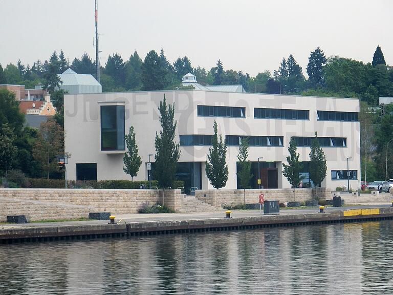 Eine Außenbewirtschaft soll es an der Mainlände auch wieder vor dem Jugendgästehaus geben. Eine Außenbewirtschaft soll es an der Mainlände auch wieder vor dem Jugendgästehaus geben.