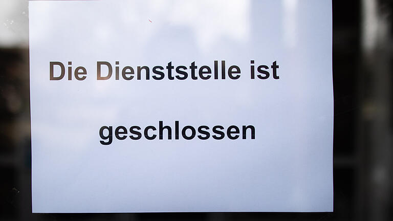 'Die Dienststelle ist geschlossen': Hinweis am Gebäude der Knappschaft in Bergheim (Nordrherin-Westfalen). Der Grund: ein Coronafall. 'Die Dienststelle ist geschlossen': Hinweis am Gebäude der Knappschaft in Bergheim (Nordrherin-Westfalen). Der Grund: ein Coronafall. 