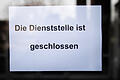 'Die Dienststelle ist geschlossen': Hinweis am Gebäude der Knappschaft in Bergheim (Nordrherin-Westfalen). Der Grund: ein Coronafall.&nbsp;