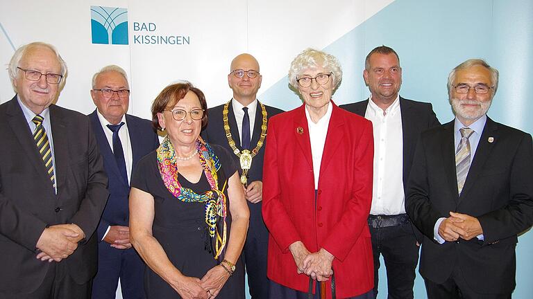 v.l. Heinz Stempfle, Karin Renner, Hildegard Schütze, Dr. Ralph Brath mit den Bürgermeistern im Hintergrund: Thomas Leiner, OB Dr. Vogel, Anton Schick       -  Erinnerungfoto: (von links) Heinz Stempfle, Karin Renner, Hildegard Schütze, Dr. Ralph Brath mit den Bürgermeistern im Hintergrund: Thomas Leiner, OB Dirk Vogel und Anton Schick