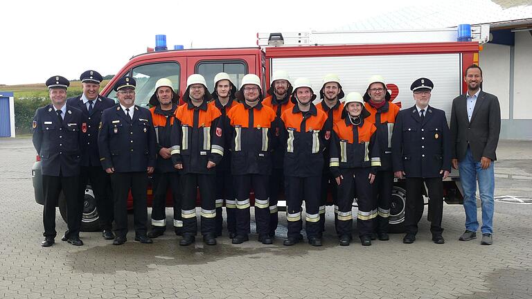 Im Bild (von links): KBM Thomas Heffels, KBM Daniel Krückel, KBI Reinhold Achatz, Waldemar Ossyra, 2. Kommandant Steffen Reuß, Luca Hemmerlein, Christian Wolz, Marcel Katzenberger, Daniel Burkard, Sebastian Burkard, Isabel Greb, Ingo Greb, 1. Kommandant Manfred Hiesberger, 1. Bürgermeister Sebastian Hauck. Es fehlt: Julian Heil.