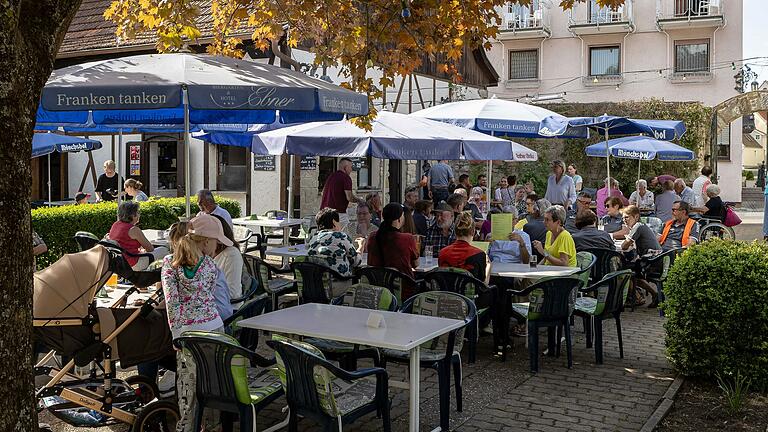 Der Biergarten Hotel Ebner in Bad Königshofen ist auch nachmittags zur Kaffeezeit geöffnet. Der Biergarten Hotel Ebner in Bad Königshofen ist auch nachmittags zur Kaffeezeit geöffnet.