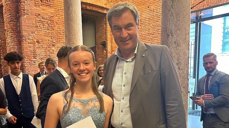 Luisa Heinickel mit Ministerpräsident Markus Söder.