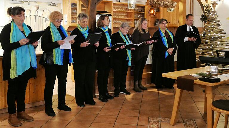 Vor der Weintheke als Altar wurden die Fürbitten von Chormitgliedern, der Hausherrin und dem Leiterteam gebetet. Von rechts: Pfarrer Ivar Brückner, Prädikantin Sabine Triebel und Weingutinhaberin Anja Schmitt-Kraiß. Vor der Weintheke als Altar wurden die Fürbitten von Chormitgliedern, der Hausherrin und dem Leiterteam gebetet. Von rechts: Pfarrer Ivar Brückner, Prädikantin Sabine Triebel und Weingutinhaberin Anja Schmitt-Kraiß.