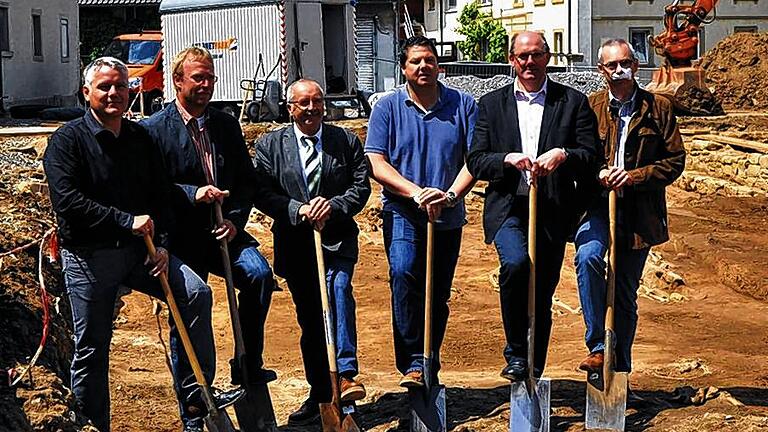 Lange mussten sie darauf waren: Nun läutete der symbolische erste Spatenstich den ersehnten Beginn der Bauarbeiten für den Kirchenneubau ein. Im Bild (von links) Architekt Benedikt Gerber, Kirchenpfleger Matthias Weißenberger, dritter Bürgermeister Georg Popp, Marc Höfling (Siegler-Bau), Pfarrer Volker Benkert und Pfarrgemeinderatsvorsitzender Johannes Kling.