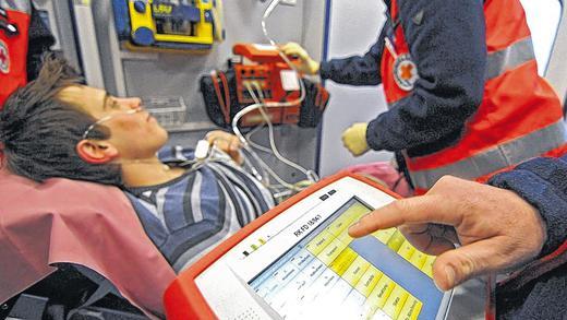 Direkter Draht ohne Kabel: Schon vom Rettungswagen aus erreichen die wichtigsten Patientenwerte über einen mobilen Tablet-PC das Herzzentrum. Durch das sogenannte Cardio-Angel-System kann der Facharzt schon aus der Ferne weitere Behandlungsschritte einleiten. Direkter Draht ohne Kabel: Schon vom Rettungswagen aus erreichen die wichtigsten Patientenwerte über einen mobilen Tablet-PC das Herzzentrum. Durch das sogenannte Cardio-Angel-System kann der Facharzt schon aus der Ferne weitere Behandlungsschritte einleiten.