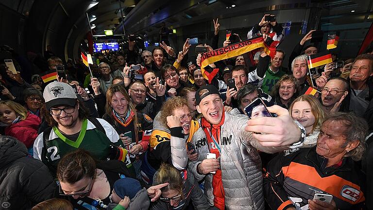 Deutsches Olympia-Team in Frankfurt gelandet       -  Deutschland ist jetzt Eishockey-Land. Das bekam Nationalspieler David Wolf (Mitte) nach der Landung der Lufthansa-Maschine LH713 mit mehr als 150 Sportlern, Trainern und Funktionären an Bord in Frankfurt hautnah zu spüren.