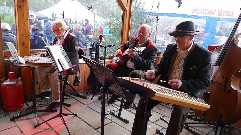 Die Gruppe Saitenklang unterhielt die Gäste auf der Veranda der Birkighütte.