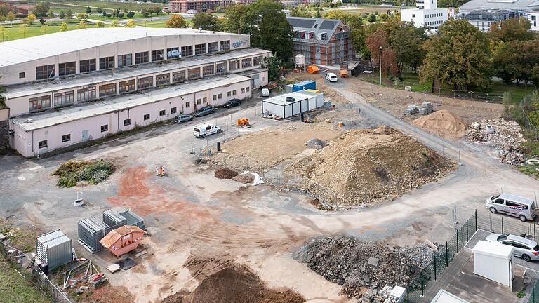 Blick von oben: In dem ehemaligen US-Gebäude entsteht gerade ein Zentrum für Soziales, Kultur, Bildung und Sport, daneben eine Kita. Auf der leeren Fläche davor soll die neue Grundschule am Hubland gebaut werden.