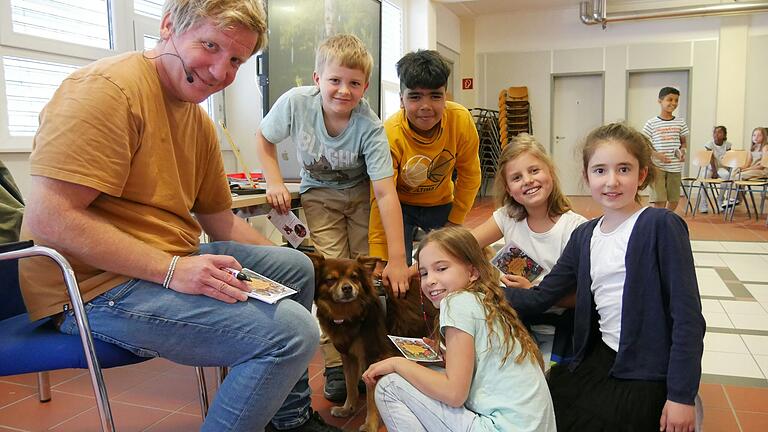 Henrick Clausing mit Hund Filou beim Geben von Autogrammen.