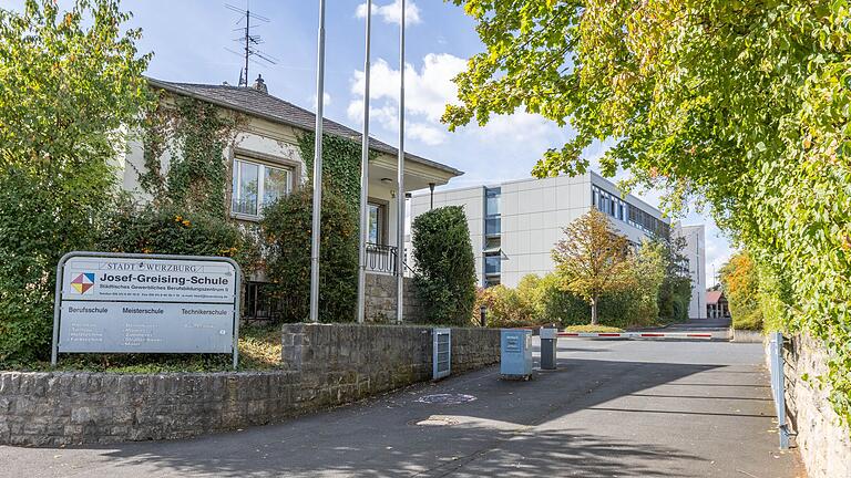 Eingang zur Josef-Greising-Schule. Eingang zur Josef-Greising-Schule.