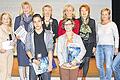 Haßfurts Sportlerin des Jahres 2014 wurde die nicht anwesende Leichtathletin Carolin Hauck, deren Mutter Evi Motschenbacher-Hauck den Pokal in Empfang nimmt (vorne rechts), während sich bei den Herren Schwimmer Jonathan Bischoff (daneben) durchsetzte. Als beste Mannschaft wählte die Jury die &bdquo;Damen 50&ldquo; der Tennisabteilung des FC Haßfurt mit (hinten, ab 2. von links) Inge Appel, Monika Rhein, Elfi Heller, Ute Wolf, Christiane Baudisch und Margarete Blumenröder. Es fehlen Jutta Ziegler, Sonja Göbel und Irmhild Leuner. Bürgermeister Rudi Eck (links) und HT-Sportredakteur Matthias Lewin (rechts) gratulierten den Gewinnern.