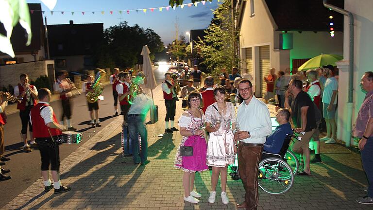 Großlangheims Weinprinzessin Sandra Helmer (Mitte) läuft am Samstagabend mit den Großlangheimer Musikanten durch den Ort, um zusammen Wein|Heime|Lig zu feiern. Benjamin Baumann von der Weinfestgemeinschaft und Madeleine Irmler begleiteten die Hoheit vom Kiliansberg.