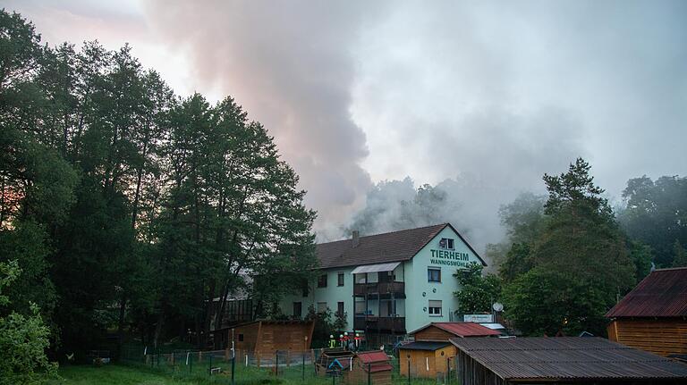 Dicke Rauchsäulen steigen am Abend des Brandes aus dem Tierheim Wannigsmühle auf.