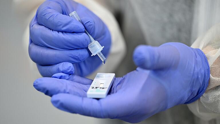 Ein Helfer verarbeitet eine Probe für einen Corona-Schnelltest. Im Landkreis Kitzingen gehen die Fallzahlen seit einigen Tagen zurück. Ein Helfer verarbeitet eine Probe für einen Corona-Schnelltest. Im Landkreis Kitzingen gehen die Fallzahlen seit einigen Tagen zurück.