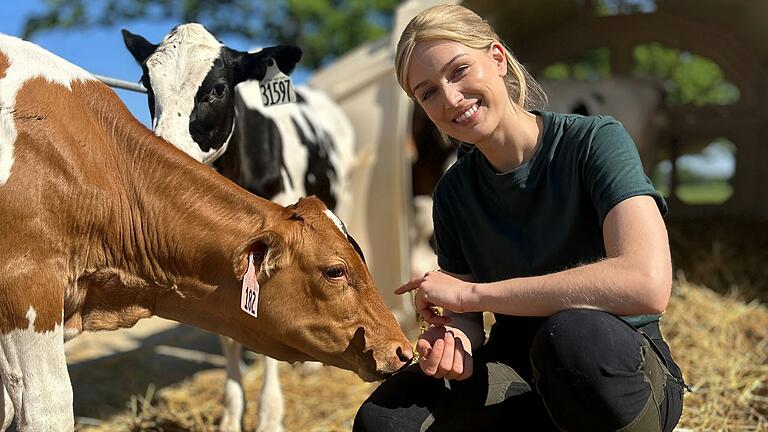 Warum Kuh und Kälbchen oft gleich nach der Geburt getrennt werden? Marie Hoffmann spricht darüber - und über viele andere landwirtschaftliche Themen ebenso. Warum Kuh und Kälbchen oft gleich nach der Geburt getrennt werden? Marie Hoffmann spricht darüber - und über viele andere landwirtschaftliche Themen ebenso. 