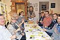 Drei Mal ausgebucht: Die in der Aktionswoche &bdquo;Grabfelder Genüsse&ldquo; organisierten Edelbrandverkostungen stießen auf großes Interesse. Mathias Gerstner (hinten links, mit im Bild rechts seine Mitarbeiterin Susanne Haßmüller präsentierte nicht nur seine eigenen Brände, sondern informierte auch über die Geschichte des Schnapsbrennens.