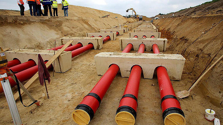 Höchstspannungs-Erdkabel - Höchstspannungskabel sollen die oberirdischen etwa 70 Meter hohen Strommasten ersetzen. Was in der Landschaft deutlich weniger auffällt, ist leider auch deutlich teurer. Foto: Roland Weihrauch Höchstspannungs-Erdkabel - Höchstspannungskabel sollen die oberirdischen etwa 70 Meter hohen Strommasten ersetzen. Was in der Landschaft deutlich weniger auffällt, ist leider auch deutlich teurer. Foto: Roland Weihrauch