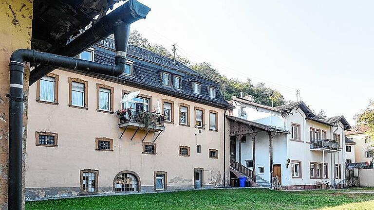Das Zeller Schloss von der Mainseite aus. Auch das Nebengebäude gehört Hubert Schäder und seiner Schwester. Das Zeller Schloss von der Mainseite aus. Auch das Nebengebäude gehört Hubert Schäder und seiner Schwester.