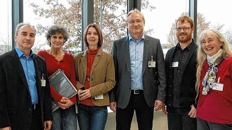Das Team der neuen Psychosomatischen Tagesklinik im Krankenhaus Tauberbischofsheim um Chefarzt Dr. Mathias Jähnel (Mitte) hilft den Patienten, mit einem individuellen Therapieplan leidvolle Erfahrungen zu verarbeiten. Das Team der neuen Psychosomatischen Tagesklinik im Krankenhaus Tauberbischofsheim um Chefarzt Dr. Mathias Jähnel (Mitte) hilft den Patienten, mit einem individuellen Therapieplan leidvolle Erfahrungen zu verarbeiten.