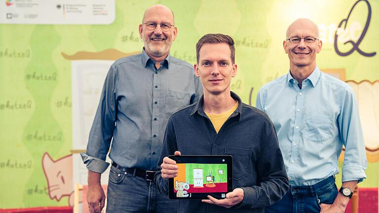 Ralph Claessen (links), Philipp Stollenmayer (mitte) und Matthias Vojta (rechts) haben gemeinsam an den Inhalten und am Design des Spiels getüftelt. Ralph Claessen (links), Philipp Stollenmayer (mitte) und Matthias Vojta (rechts) haben gemeinsam an den Inhalten und am Design des Spiels getüftelt.