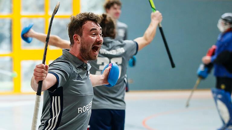 Kapitän Luis Link (vorne) und seine Mitspieler beim HTC Würzburg jubeln über den Gewinn der süddeutschen Meisterschaft im Hallenhockey und dem damit verbundenen Aufstieg in die Zweite Bundesliga. Kapitän Luis Link (vorne) und seine Mitspieler beim HTC Würzburg jubeln über den Gewinn der süddeutschen Meisterschaft im Hallenhockey und dem damit verbundenen Aufstieg in die Zweite Bundesliga.