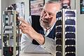 Prof. em. Klaus Schilling mit zwei Kleinsatelliten, die nach einem Bausatzsystem mittlerweile auch für die Europäische Raumfahrtagentur ESA hergestellt werden.