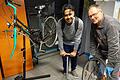 Gemeinsam mit dem Besitzer des Fahrrads setzt Bernhard Bröstler im Repair Café ein älteres Fahrrad instand.
