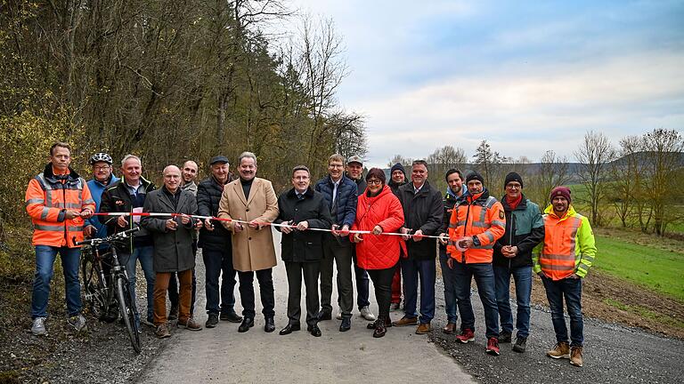 Über die Verkehrsfreigabe des neuen Radwegs von der Landesgrenze bei Böttigheim bis Werbach freuten sich (von links) stellvertretender Straßenbauamtsleiter Christian Meißner, Kreis- und Gemeinderat Albrecht Rudolf, Michael Zwingmann (Gemeinderat Werbach sowie Boller-Bau), Kreisrat Rainer Moritz, Xaver Baumann (Walter Ingenieure), Kreisrat Thomas Kraft, Kreisrat und Bürgermeister a.D. Ottmar Dürr, Landrat Christoph Schauder, Bürgermeister Georg Wyrwoll (Werbach), Steffen Boller (Boller-Bau), Ortsvorsteherin Birgit Hörner (Werbach), Polier Kevin Behringer, Erster Bürgermeister Heiko Menig (Neubrunn), Sebastian Boller (Boller-Bau), Sebastian Bokmeier (Straßenbauamt), Stephan Zöller (Umweltschutzamt) sowie Oliver Schramm (Gemeinde Werbach).