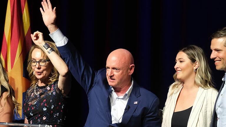 Mark Kelly - Der 60-jährige Kelly, ein ehemaliger Astronaut, holte für die Demokraten 2020 den Senatssitz in Arizona zum ersten Mal seit fast 60 Jahren. Mark Kelly - Der 60-jährige Kelly, ein ehemaliger Astronaut, holte für die Demokraten 2020 den Senatssitz in Arizona zum ersten Mal seit fast 60 Jahren.