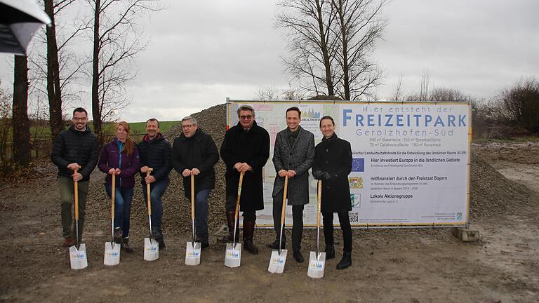 Mit dem ersten Spatenstich hat der Bau des Sport- und Freizeitparks im südlichen Stadtrandbereich in Gerolzhofen offiziell begonnen. (Im Bild von links) Daniel Hausmann (Stadtteilmanager), Carolin Göldner (Projektleitung Firma Schneestern GmbH), Jürgen Kneißl (Stadtbauamt), Markus Reuß (Dritter Bürgermeister), Benno Traber (Spender), Landrat Florian Töpper und Bürgermeister Thorsten Wozniak. Mit dem ersten Spatenstich hat der Bau des Sport- und Freizeitparks im südlichen Stadtrandbereich in Gerolzhofen offiziell begonnen. (Im Bild von links) Daniel Hausmann (Stadtteilmanager), Carolin Göldner (Projektleitung Firma Schneestern GmbH), Jürgen Kneißl (Stadtbauamt), Markus Reuß (Dritter Bürgermeister), Benno Traber (Spender), Landrat Florian Töpper und Bürgermeister Thorsten Wozniak.