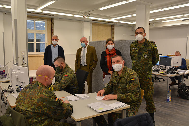 Auch die Bundeswehr hilft im Contact Tracing Team mit. Im Hintergrund sind (von links) Bruno Altrichter, Landrat Thomas Habermann, Anne-Rose Denzel (Gesundheitsamt) und Major Christian Moritz zu sehen. Auch die Bundeswehr hilft im Contact Tracing Team mit. Im Hintergrund sind (von links) Bruno Altrichter, Landrat Thomas Habermann, Anne-Rose Denzel (Gesundheitsamt) und Major Christian Moritz zu sehen.