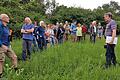 35 Personen nahmen an der abendlichen Vogelstimmenwanderung mit Biolehrer Martin Schwab (rechts) teil.