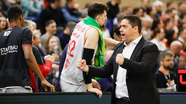 Kann Trainer Sasa Filipovski (Würzburg Baskets) bei Brose Bamberg den nächsten Sieg seiner Mannschaft bejubeln? Kann Trainer Sasa Filipovski (Würzburg Baskets) bei Brose Bamberg den nächsten Sieg seiner Mannschaft bejubeln?