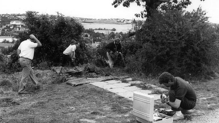 Serie: ungelöste Kriminalfälle: In der Nacht zum 17. Juli 1990 wurde die Irin Sharon Harper in Würzburg erstochen. Ermittler bei der Spurensuche hinter dem Würzburger Tierheim. Serie: ungelöste Kriminalfälle: In der Nacht zum 17. Juli 1990 wurde die Irin Sharon Harper in Würzburg erstochen. Ermittler bei der Spurensuche hinter dem Würzburger Tierheim.