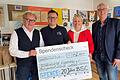 Strahlende Gesichter in der Schweinfurter Kindertafel: Die BSC – Die Finanzberater GmbH überreichte einen Spendenscheck über 2000 Euro. Unser Foto zeigt von links: Stefan Labus (Vorsitzender der Schweinfurter Kindertafel), Christian und Andrea Schwalb (BSC-Geschäftsführer und seine Frau) sowie Kindertafel-Botschafter Peter Kruse.