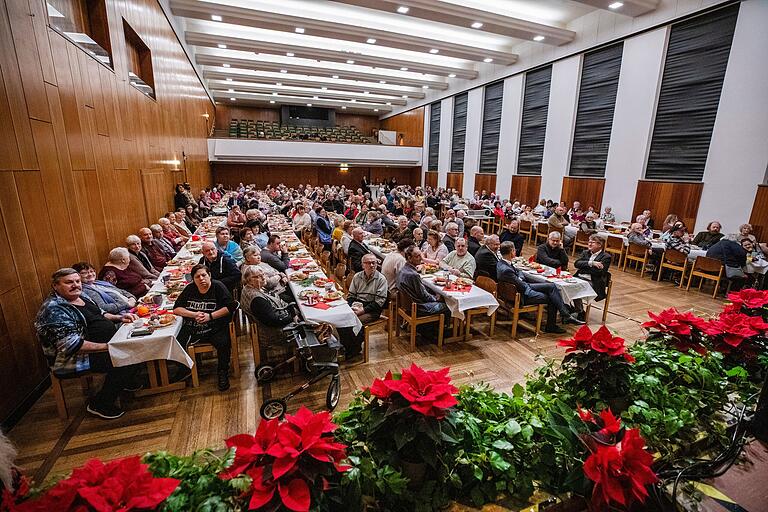 Die Stadthalle ist gut gefüllt, zahlreiche Schweinfurterinnen und Schweinfurter sind der Einladung der Stadt zum Weihnachtsessen gefolgt. Die Stadthalle ist gut gefüllt, zahlreiche Schweinfurterinnen und Schweinfurter sind der Einladung der Stadt zum Weihnachtsessen gefolgt.