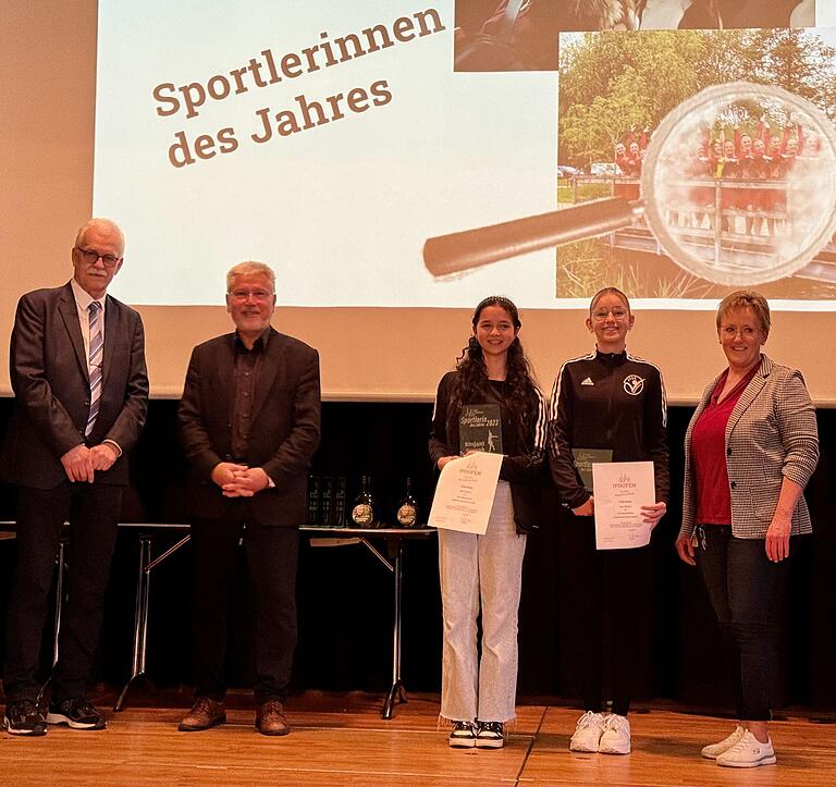 Manfred Marstaller vom BLSV (von links) und Iphofens Altbürgermeister Josef Mend freuten sich mit Rinjani Nowak und Serafina Winter, die von Sportreferentin Peggy Knauer zu Sportlerinnen des Jahres gekürt wurden. Manfred Marstaller vom BLSV (von links) und Iphofens Altbürgermeister Josef Mend freuten sich mit Rinjani Nowak und Serafina Winter, die von Sportreferentin Peggy Knauer zu Sportlerinnen des Jahres gekürt wurden.