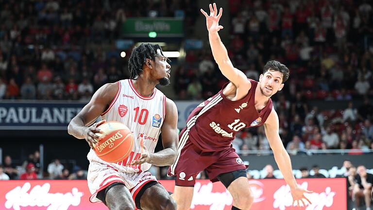 Darius Perry von den Würzburg Baskets im Duell mit Bayern-Aufbauspieler Leandro Bolmaro während des ersten Spiels in München.