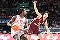 Darius Perry von den Würzburg Baskets im Duell mit Bayern-Aufbauspieler Leandro Bolmaro während des ersten Spiels in München.