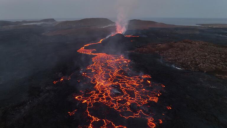 Vulkanausbruch auf Island - Gesamtansicht der Eruptionsstelle des Vulkans. Vulkanausbruch auf Island - Gesamtansicht der Eruptionsstelle des Vulkans.