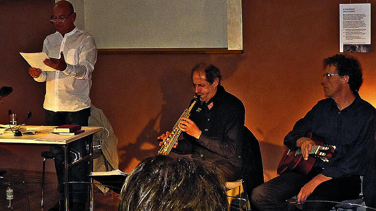 Die Akteure:  In der ehemaligen Arnsteiner Synagoge las Horst Taupp-Meisner (von links). Rainer Schwander und Bernhard von der Goltz musizierten.