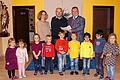 Freude im Oberpleichfelder Kindergarten St. Sebastian. Zum 1. Januar treten Erleichterungen für Mitarbeiter in kleinen Kindergärten in Kraft. Links die Kindergartenleitern Nicole Münch mit Franz Olbrich und dem CSU-Abgeordneten Manfred Ländner (rechts).